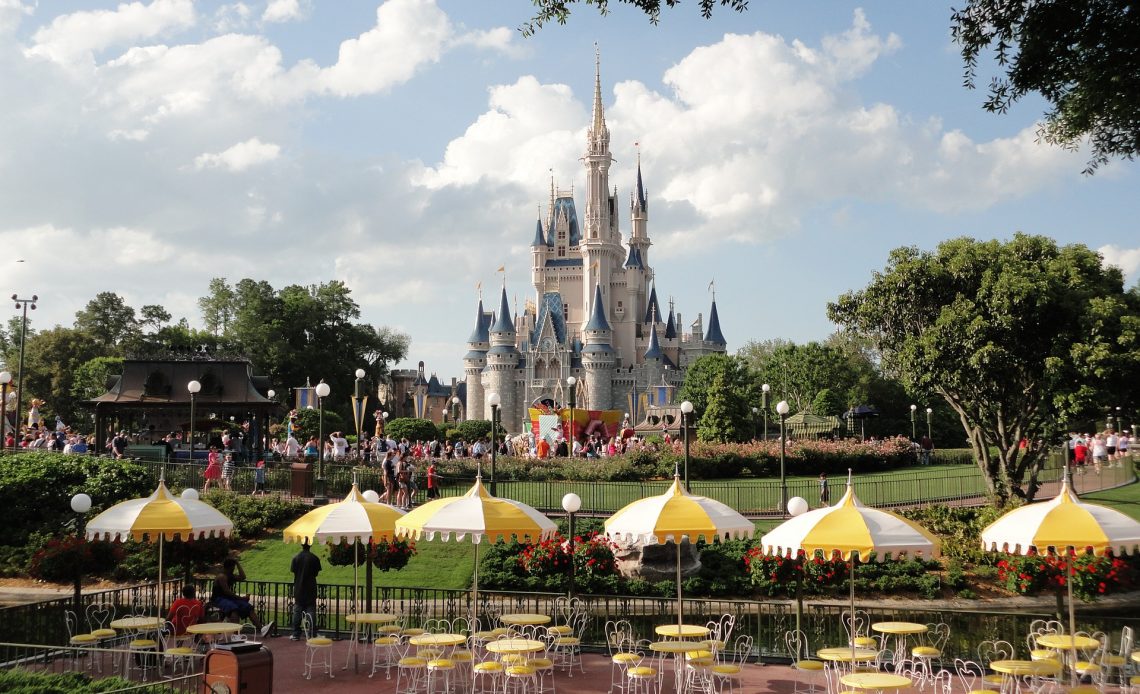 États-Unis : un méga-centre de vaccination à Disneyland