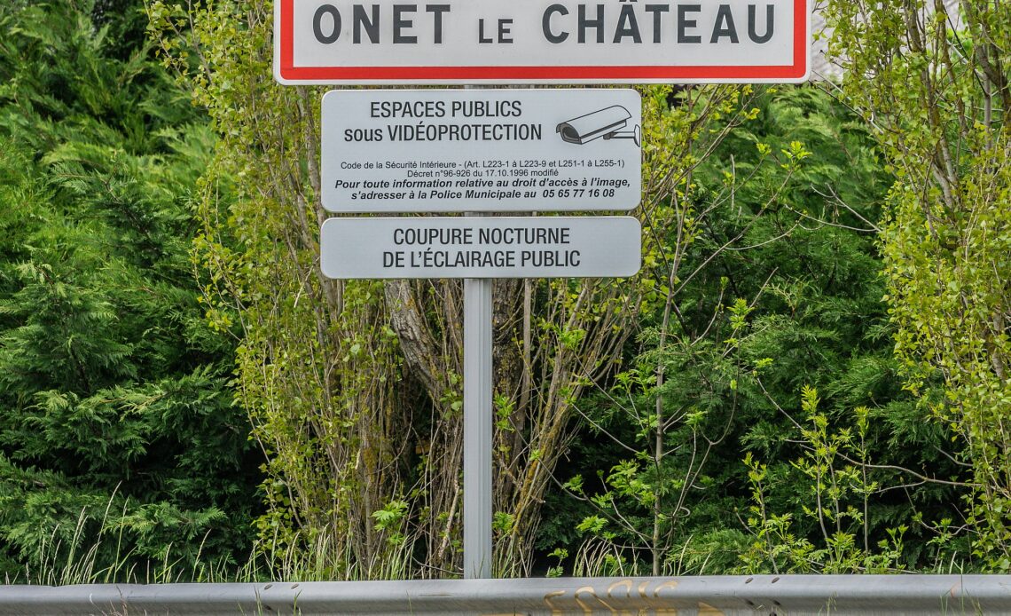 Un maire d’Aveyron envoie 12 500 cartes postales à Emmanuel Macron