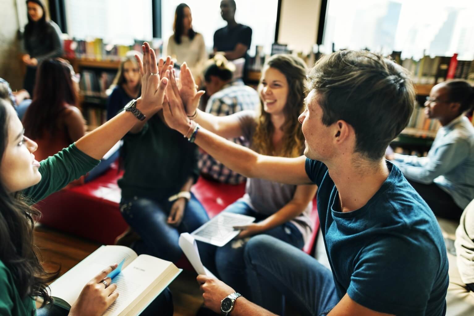 Groupe d'étudiants heureux se tapant dans la main - étudier en Irlande