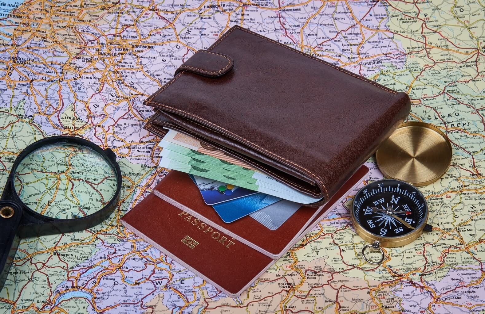 Carte, passeport, loupe, porte-feuille et boussole - formalités à suivre pour partir en Irlande
