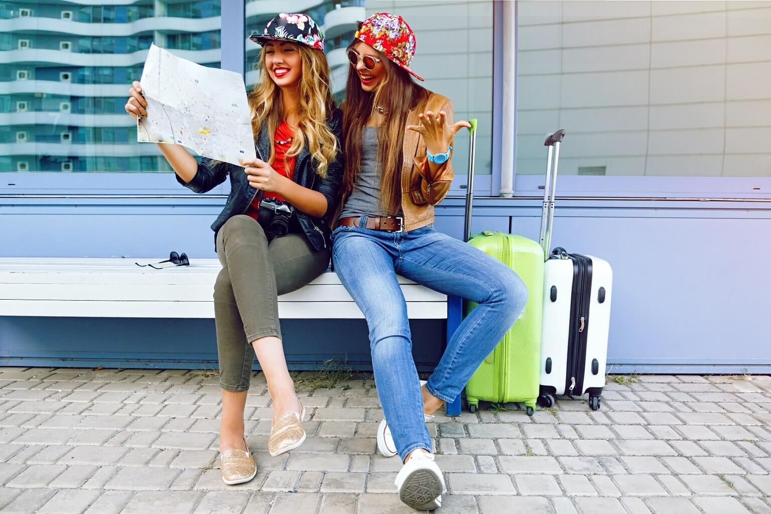 Transport en Irlande : deux jeunes filles consultant une carte