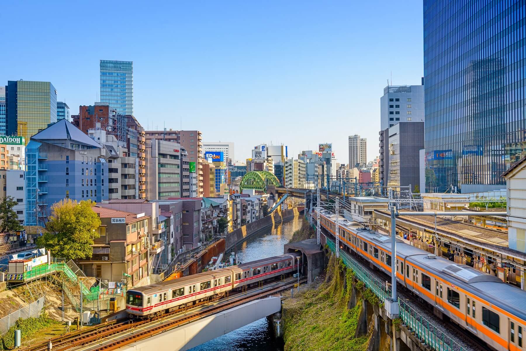 Trains passant au-dessus de la rivière Kanda, Ochanomizu, Tokyo, Japon.