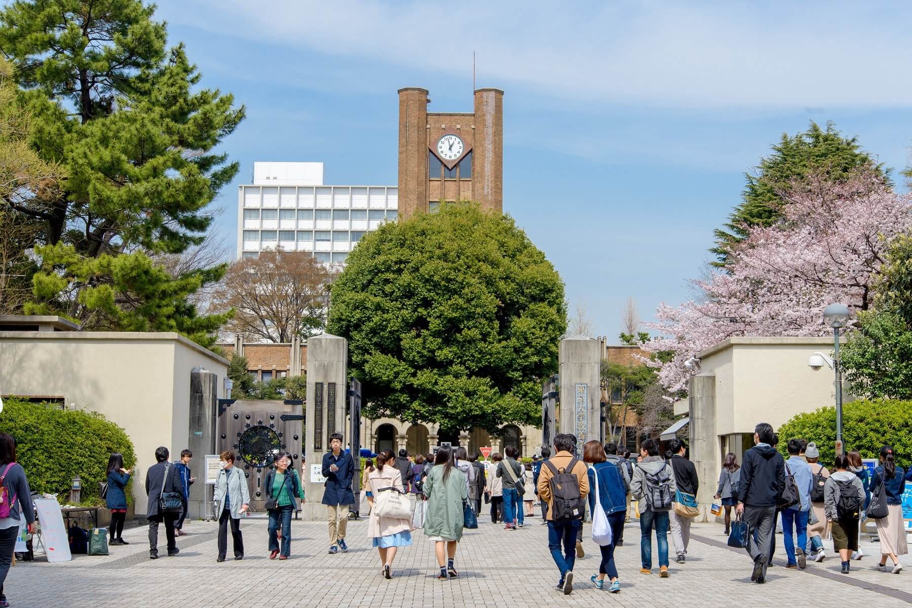 Etudiants se rendant à l'Université de Tokyo, Japon
