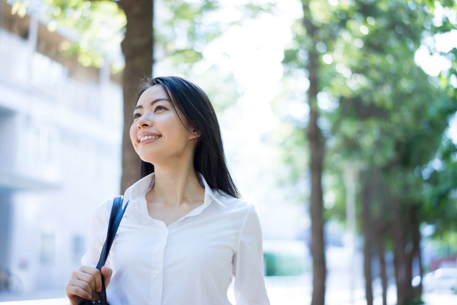 Jeune femme partant travailler au Japon